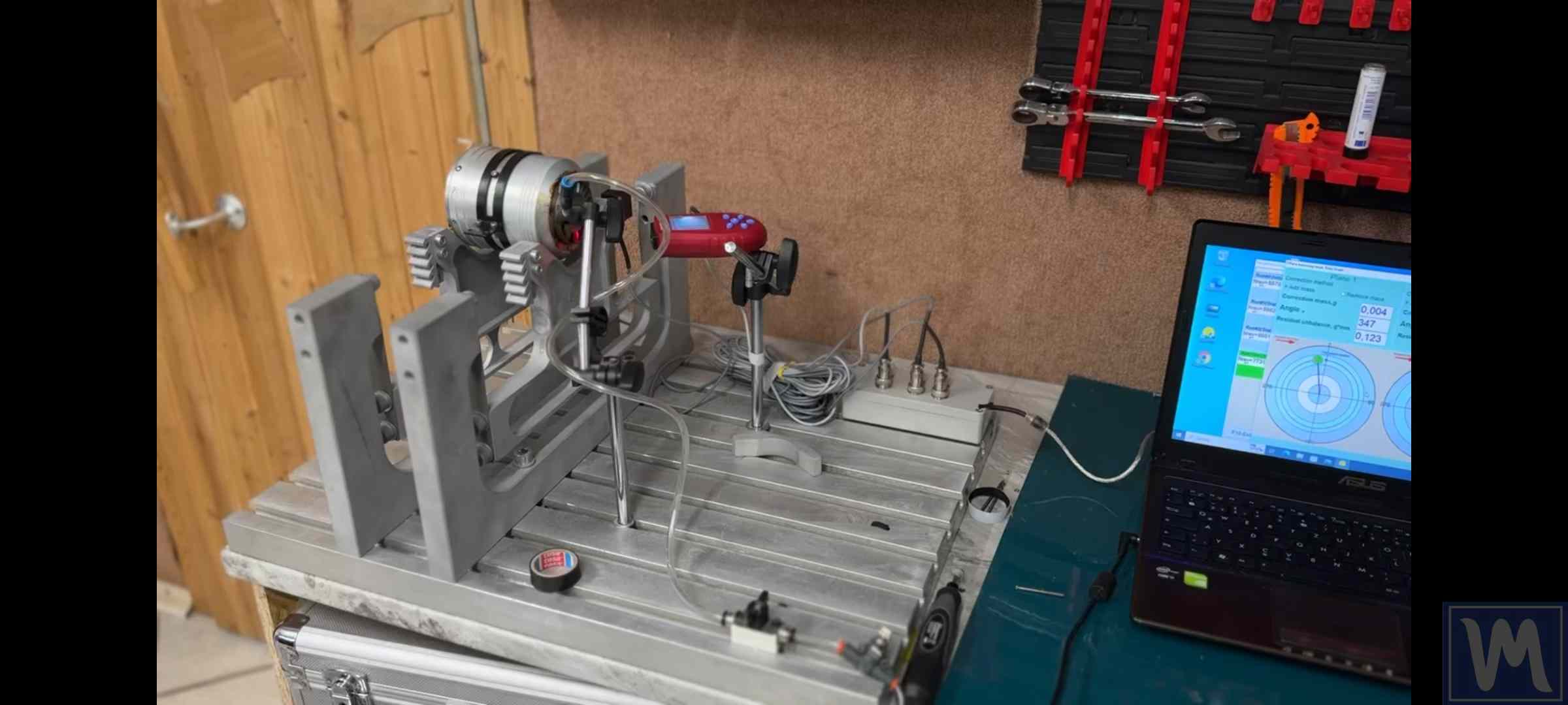 Rotor de turbină cu abur pe o mașină de echilibrat în atelier