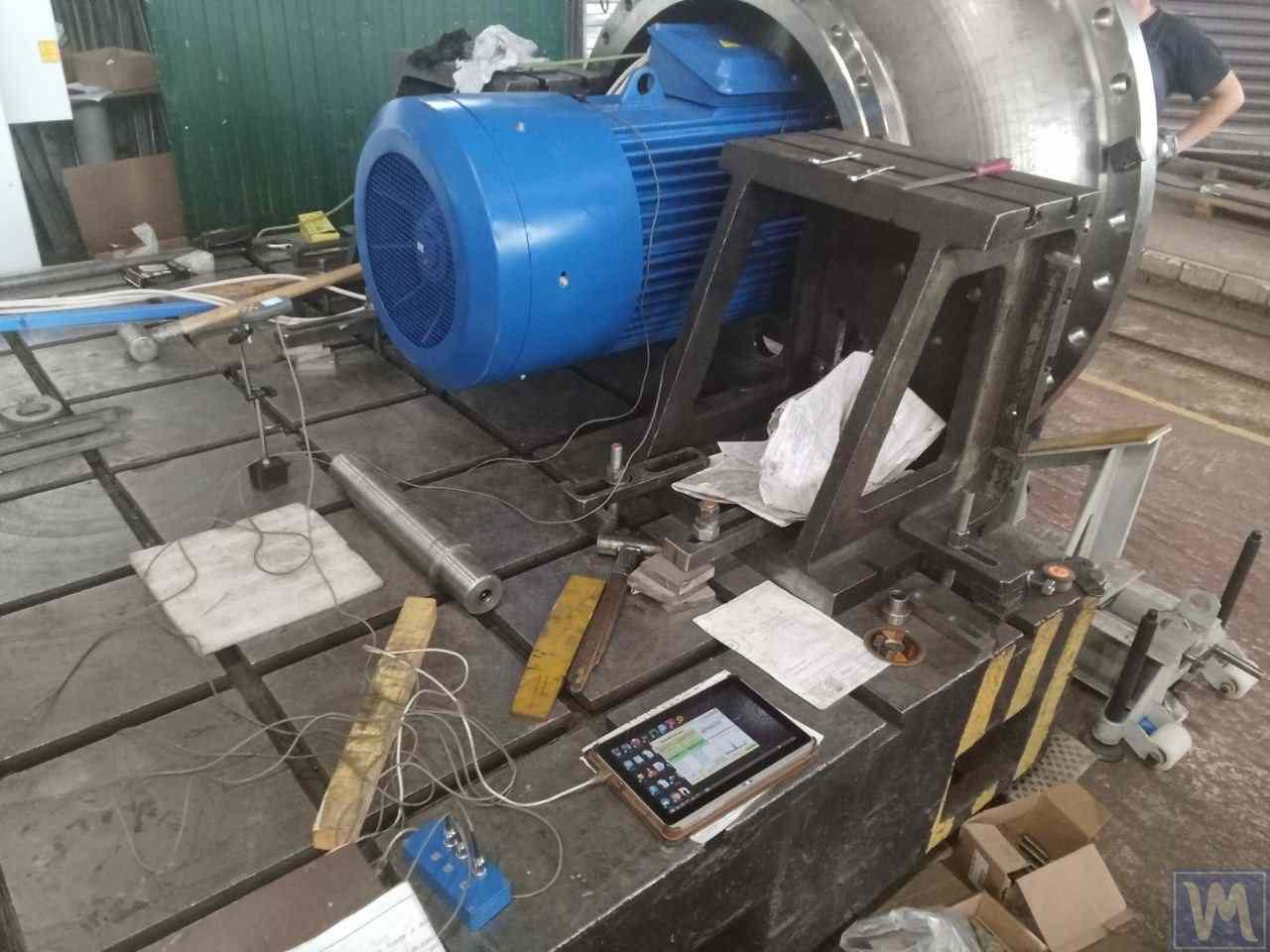 Echilibrarea unui ventilator industrial: senzori de vibrații montați, tahometru laser, tabletă cu software de diagnosticare