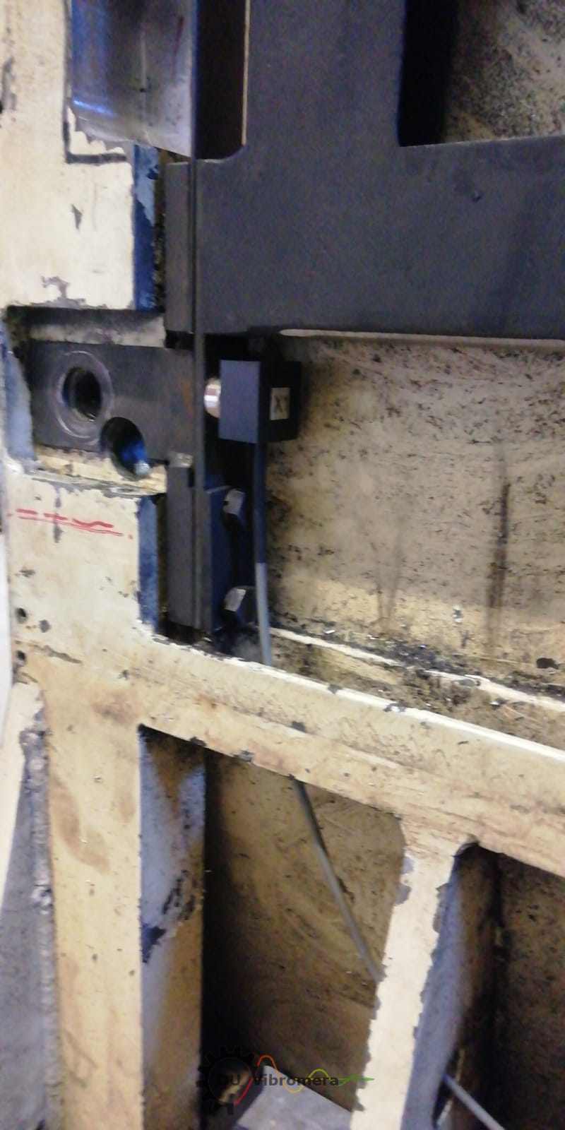 Suport cu role al unei mașini de echilibrat cu lagăre elastice, de aproape.