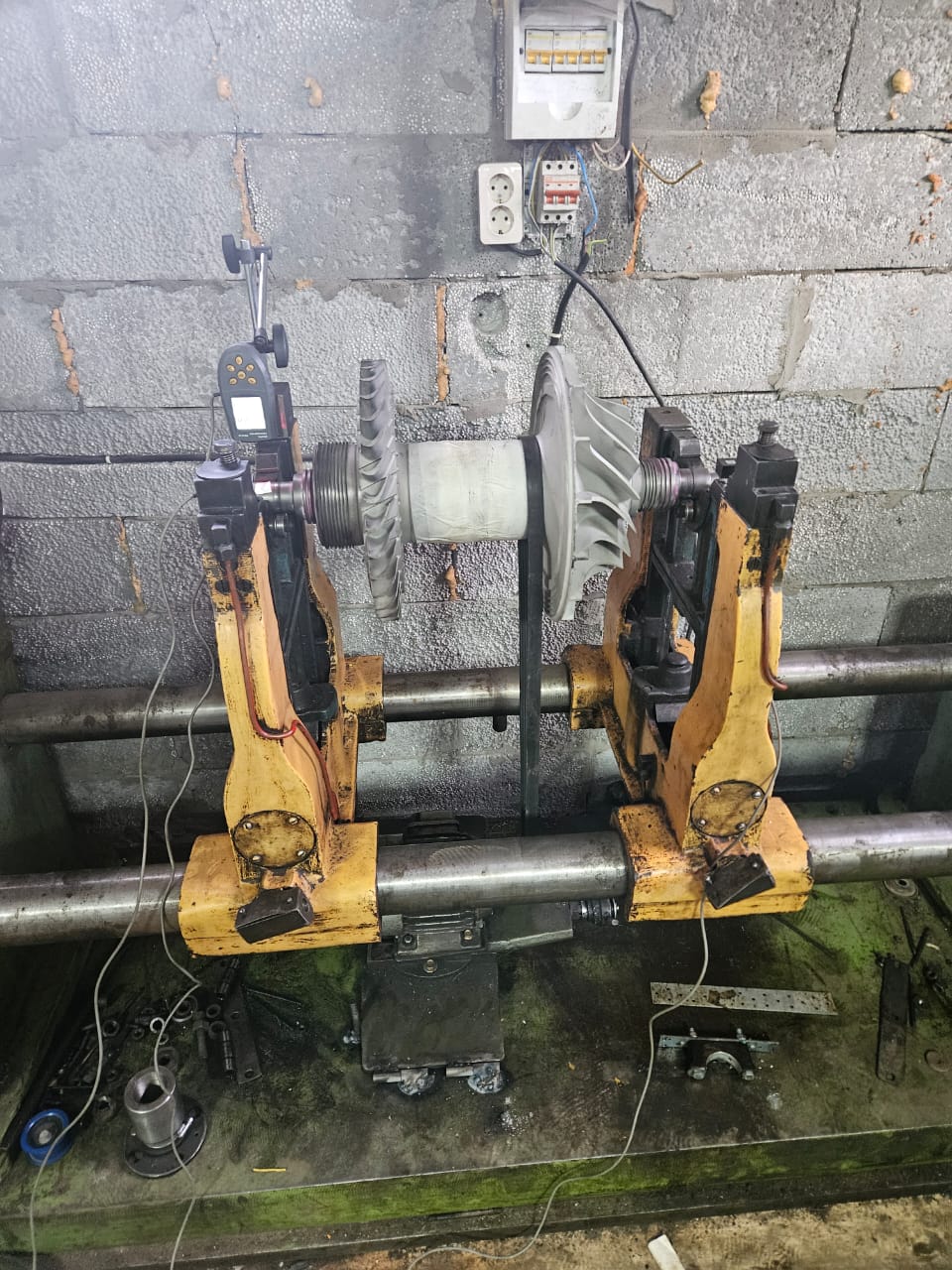 Stand de echilibrat modernizat cu Balanset-1A OEM lucrând la un rotor.