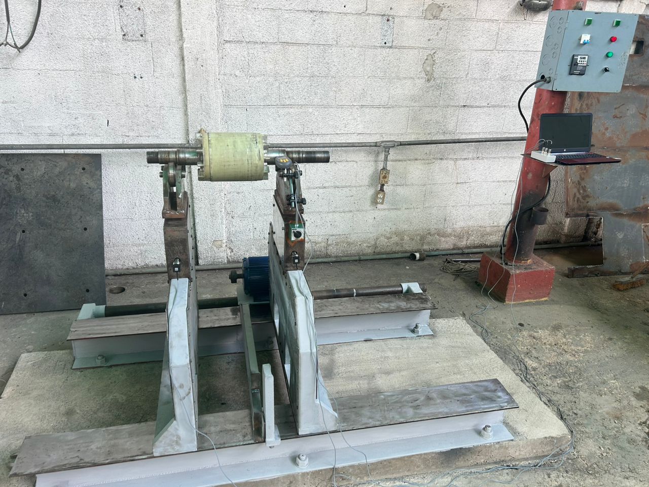 O altă vedere a unui stand modernizat echilibrând o turbină cu gaz.