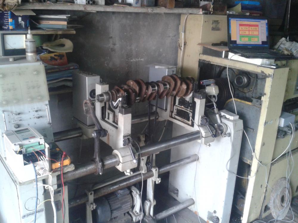 Prim-plan al integrării Balanset-1A OEM în panoul de control al unui stand de echilibrat vechi.